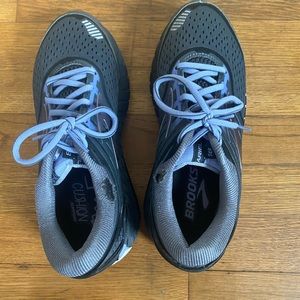 Brooks Ariel 18 Running Shoes. Size 8.
